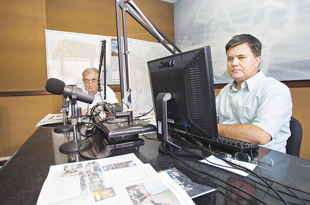 Os jornalistas Luiz Geraldo Mazza (esq.) e José Wille, da rádio CBN: o interesse do ouvinte é fundamental | Priscila Forone/Gazeta do Povo