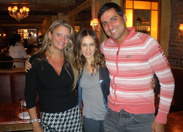 A arquiteta Danielle Schmaedecke e seu marido, Gustavo Ribas Netto, almoçaram com a atriz Sarah Jessica Parker, em Nova Iorque. O encontro com a estrela de Sex and the City, no restaurante Morandi, resultou da sorte de Danielle. Ela foi a vencedora do concurso promovido pelo Shoping Cidade Jardim, de São Paulo, que tem Sarah como garota-propaganda. No encontro de duas horas, a atriz perguntou muito sobre o Brasil e contou que a babá de seu filho é brasileira | Divulgação