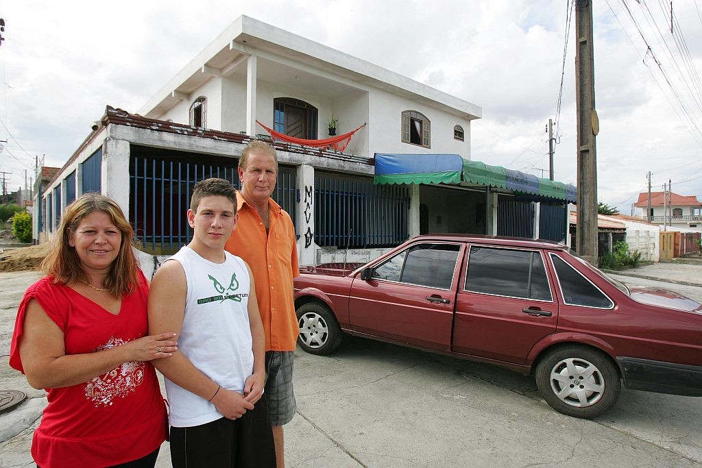 Neide, o marido Genésio e o filho Pedro Henrique: da casa de três peças para o sobrado de três quartos
