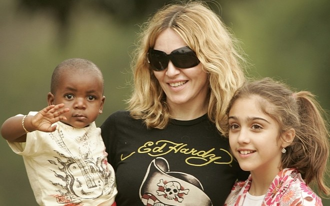 A cantora Madonna com os filhos David Banda e Lourdes Maria em Malaui, África | Reuters/Siphiwe Sibeko