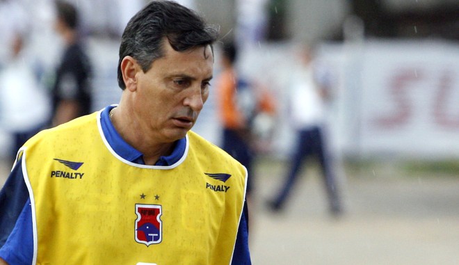 Decepcionado e cabisbaixo, Comelli entregou o cargo para a diretoria ao final do jogo. Demissão foi aceita | 