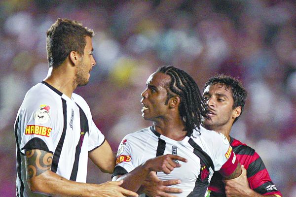 Confusão no clássico carioca começou com a expulsão do meia Carlos Alberto | Alexandre Brum/Agência O Dia