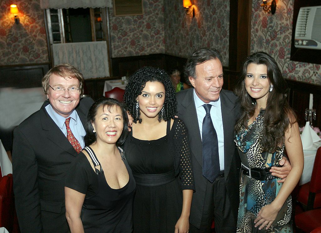 O cantor Julio Iglesias e sua equipe foram jantar no Ile de France após o show de sábado, no Teatro Positivo. O grupo ocupou uma mesa com 20 lugares, que fora reservada. Na hora de posar para as fotos (exclusivas para a coluna) Julio chamou os donos da casa, Clara e Jean Paul Decock (à esq.) e suas belas acompanhantes Cinthya Monteiro (de preto) e Vanessa Garcia | Fotos: Julio Cesar Souza