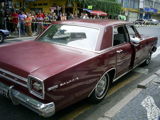 Galaxie que ajuda a compor o visual anos 70 de 400contra1 | 