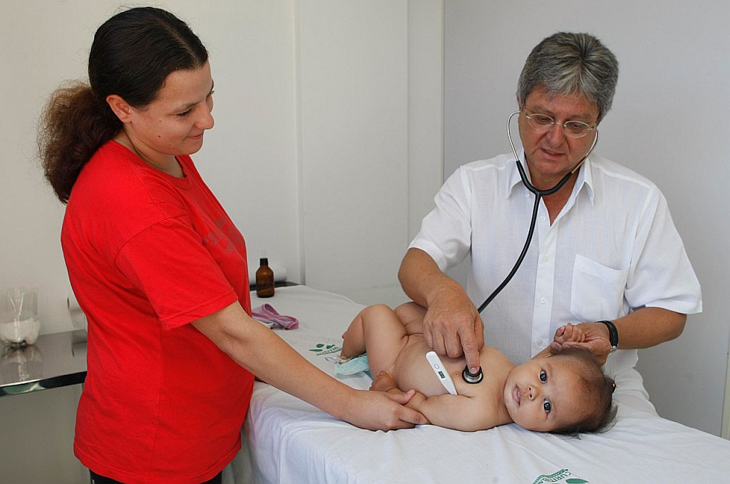Valéria com a filha Stefani, de 5 meses, sendo atendida por médico do programa: segurança | Aniele Nascimento/Gazeta do Povo