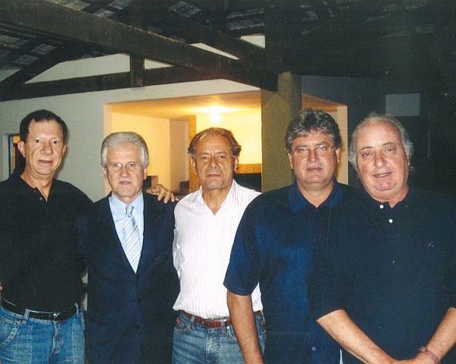 Antecipando-se às comemorações dos 85 anos do Atlético Paranaense, o empresário José Eduardo Alves Ferreira (de branco) ofereceu jantar em sua chácara, em Santa Felicidade. Entre os presentes estavam o ex-presidente do clube Walmor Zimmerman (à esq.), o atual Marcos Malucelli, o técnico Geninho e o médico Danilo Cerqueira | 