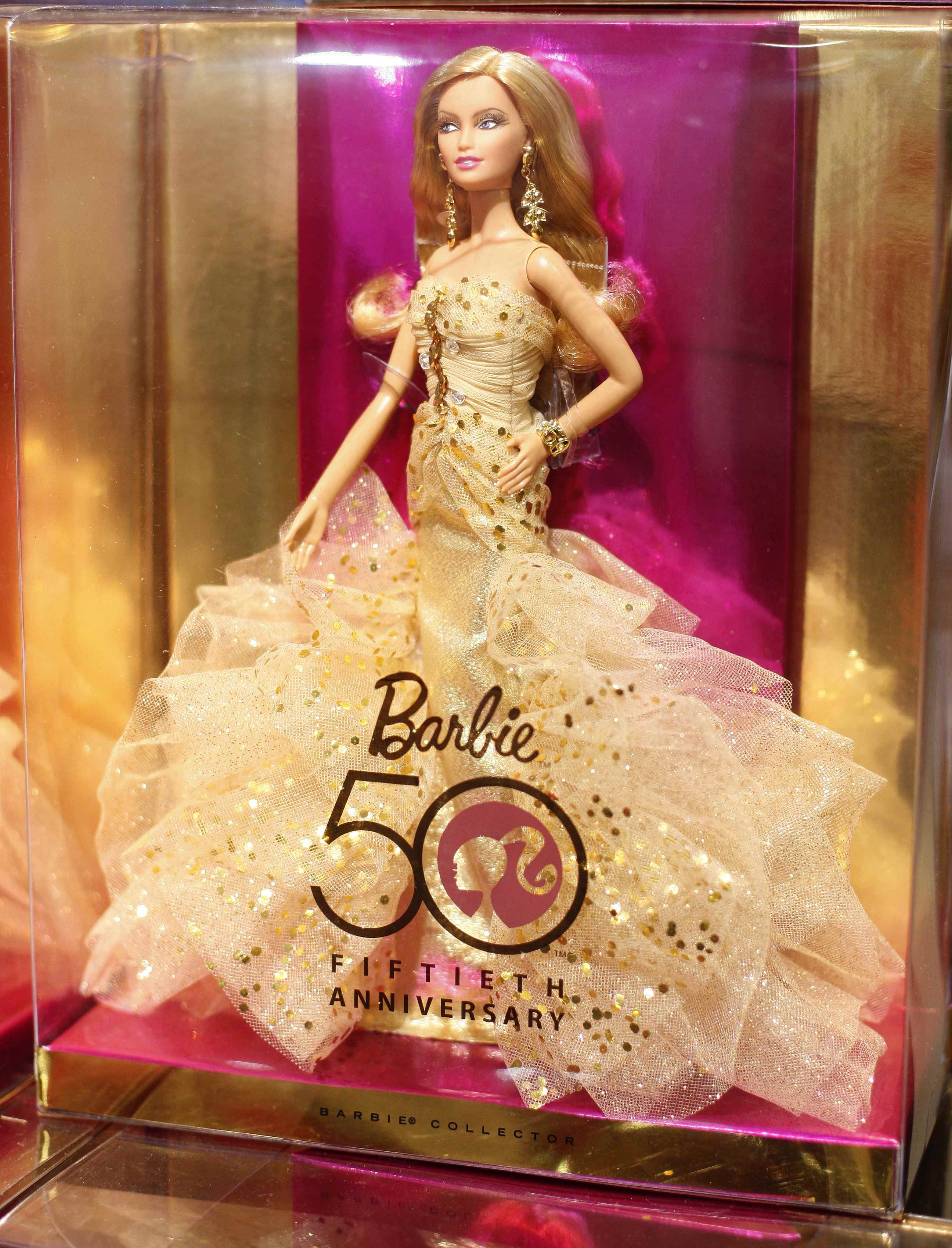 Edição especial de aniversário de 50 anos da boneca Barbie, durante festa de comemoração em Hamburgo nesta segunda-feira (9) | Reuters/Christian Charisius