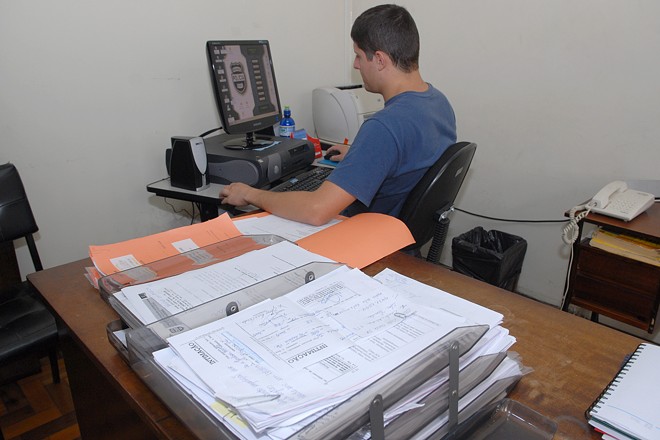 Estagiário verifica a situação de processos na Delegacia do Adolescente de Ponta Grossa. | Celso Margraf/Gazeta do Povo