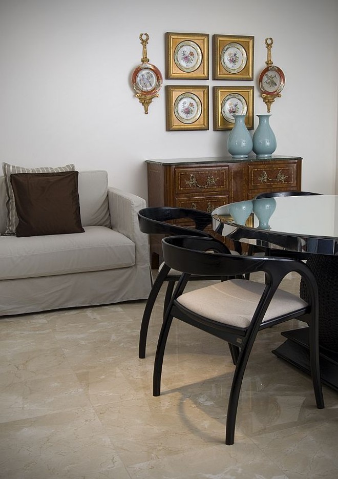 Piso em mármore na sala do apartamento Maison Classique, da San Remo |