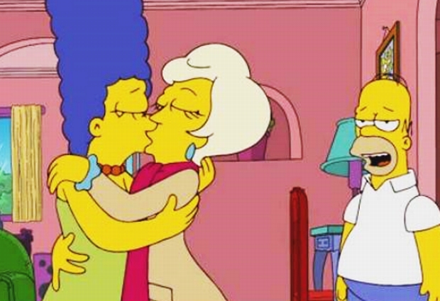 Homer imagina o beijo entre Marge e sua amiga na sala da família Simpson | Reprodução