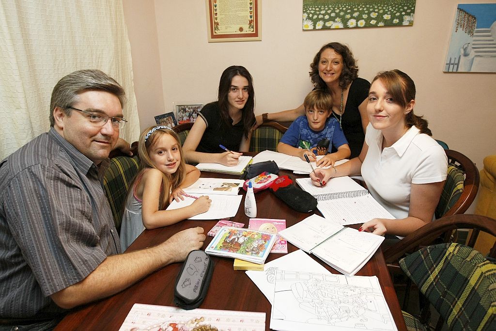 O casal Ewald com os filhos Poliana, Paola, Gabriel Antonio e Priscila: confiança na escola pública