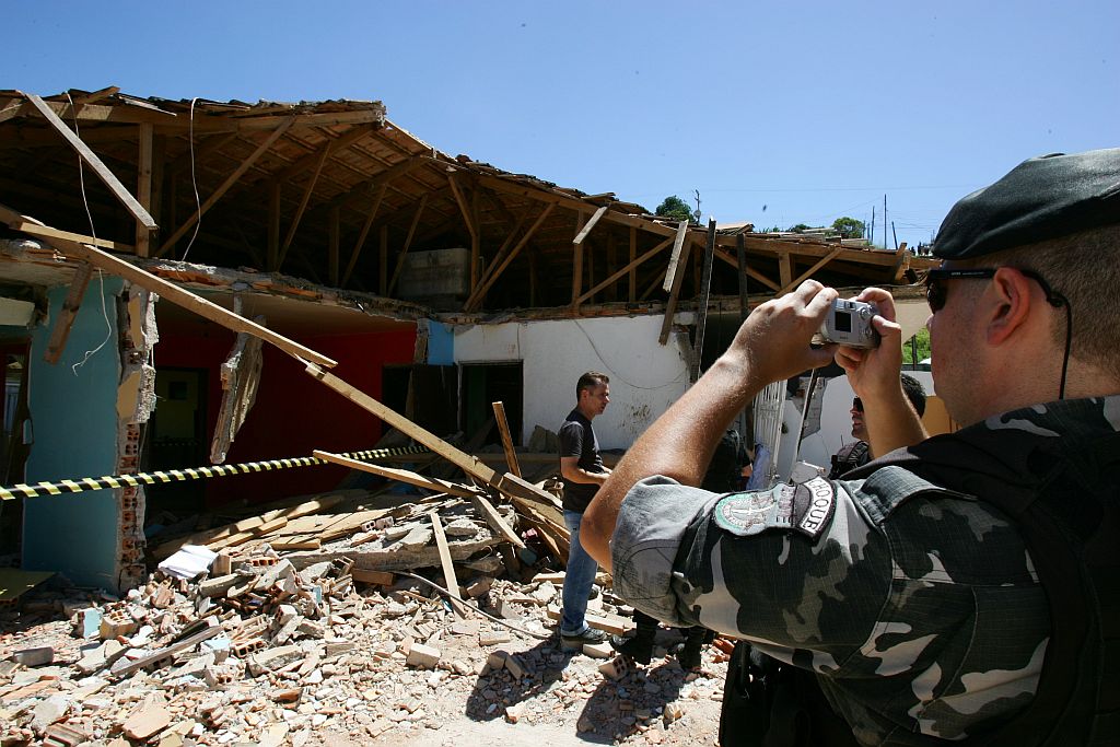 Casa destruída por explosão na região metropolitana de Curitiba: proprietário tinha antecedentes criminais | Daniel Castellamo/Gazeta do Povo
