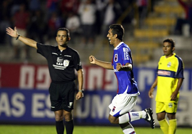 Wellington Silva corre para comemorar o terceiro gol tricolor: camisa 9 chegou a oito gols e assumiu a artilharia isolada do Estadual | Albari Rosa/Gazeta do Povo