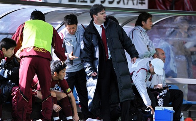 Caio conta com o auxílio do intérprete para orientar o jogador que se prepara para entrar. | Divulgação/ Vissel Kobe