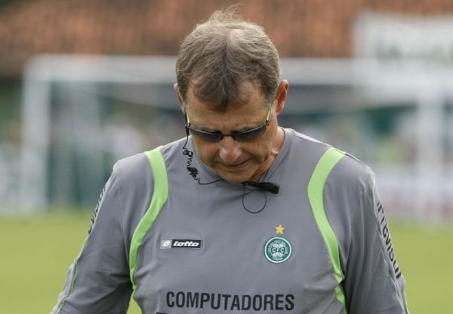 Ivo Wortmann ficou decepcionado com o desempenho do time e anunciou busca por reforços |