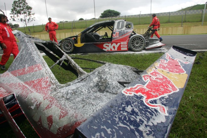 Carro de Cacá Bueno ficou completamente destruído após incêndio | Luca Bassani / Red Bull Photofiles