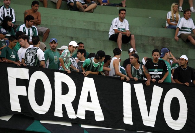 Mas o domingo estava longe de ser de festa, como se via nas arquibancadas | 