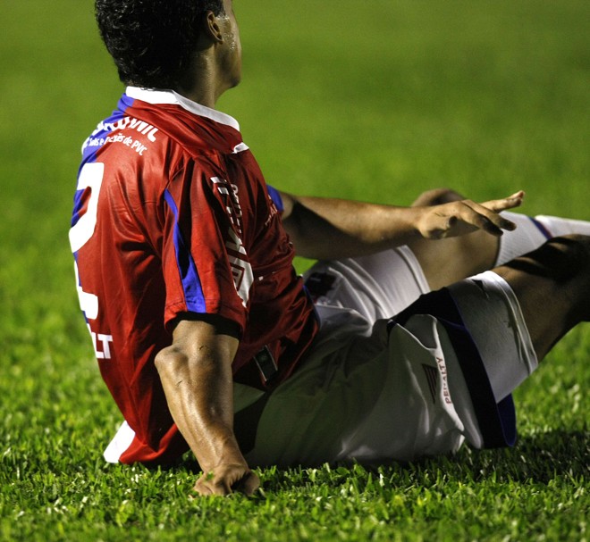 Lateral Murilo sofreu séria lesão no braço e desfalca o Tricolor por dois meses |