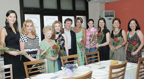 Homenagem à mulher - O empresário Bruno Draghi, por ocasião do Dia Internacional da Mulher, recebeu mulheres que se destacam em suas áreas de atuação, para agradável almoço em seu restaurante Armazén Italiano. Entre as presentes, recepcionadas pelo anfitrião, estavam Juliana Bastos, psicóloga da FAS representando a primeira-dama Fernanda Richa , Lílian Vargas, a neurocientista Mara Cordeiro, a jornalista Márcia Toccafondo, Ana Paula Tornesi, Etty Forte, do Hospital Pequeno Príncipe, Fabiana Bessa e Maria Alice, do Departamento Cultural do Hospital Pequeno Príncipe |