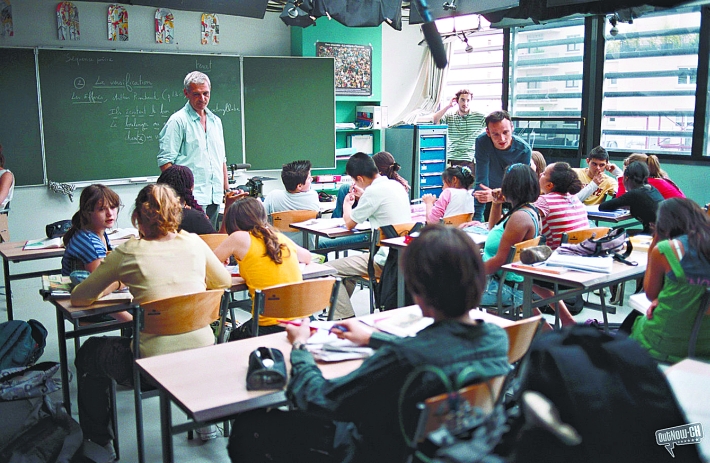 Laurent Cantet de pé em frente à turma: um cinema naturalista, construído na pele e na sensibilidade dos atores | Divulgação