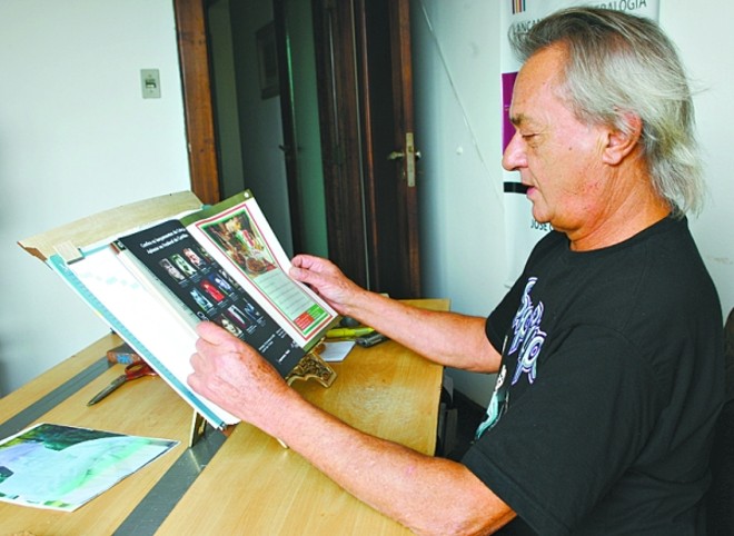 Em sua bancada de trabalho: dicionário sempre aberto | 