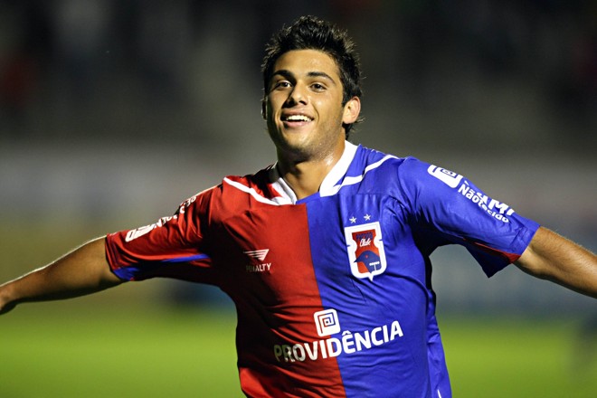 Bruninho comemora o gol que abriu caminho para o goleada paranista na Vila | 