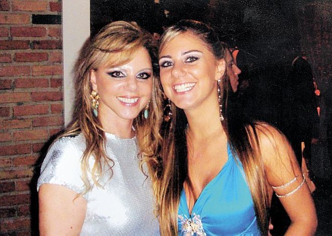 Cumprimentos a Mariana - Zaira Franciosi Galléas, Sra. Dirceu Galléas, comemorando a volta de sua linda filha Mariana, que após estágio na Pensilvânia, EUA, retornou no dia de seu aniversário, para passá-lo ao lado da família |