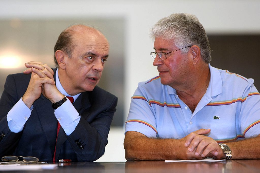 Conversa ao pé do ouvido: "Serra, tô na frente." | Hedeson Alves/Gazeta do Povo