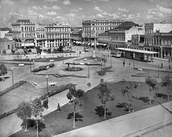 A Praça Tiradentes de 1935 não lembra quase nada a atual |