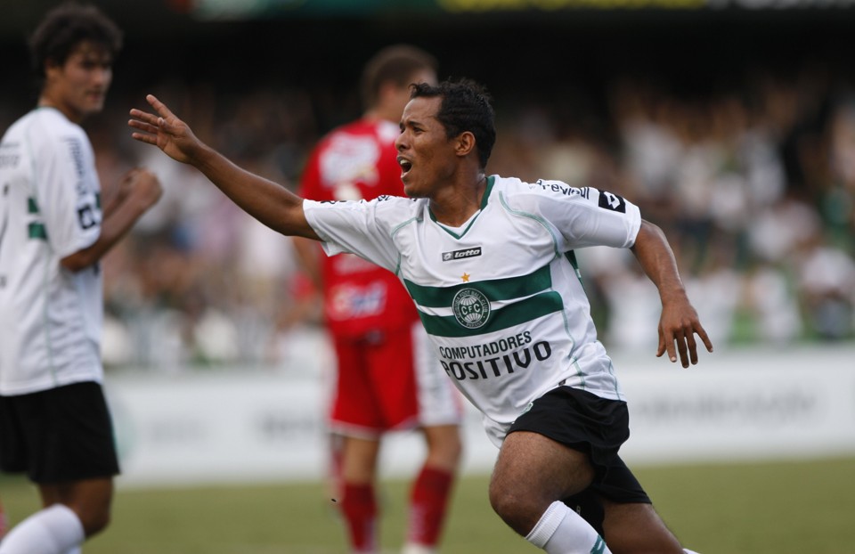 Marcos Aurélio comemora primeiro gol Coxa na vitória sobre o ACP | Antônio Costa / Gazeta do Povo