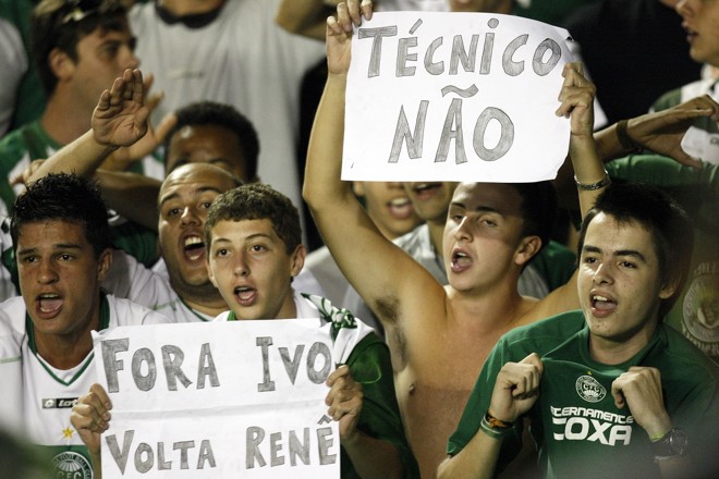 No último domingo, a torcida não aguentou e pediu a volta de René Simões. Satisfeito, o treinador não fala no assunto | 