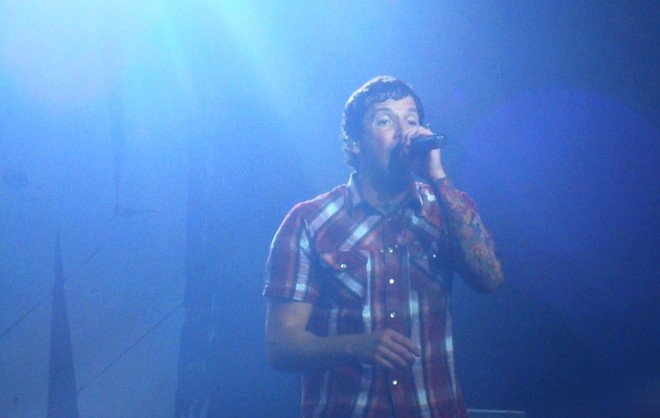 Pierre, vocalista, brincou bastante com o público |