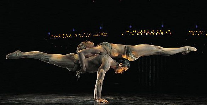 Sem perder o contato um com o outro, dois artistas movem-se de forma quase imperceptível, realizando movimentos que revelam extremo sentido de equilíbrio. Número que alia sensibilidade e poder de concentração em busca da perfeita harmonia, conquistou o Palhaço de Prata, em 2000, no Festival Internacional de Circo de Monte Carlo | 