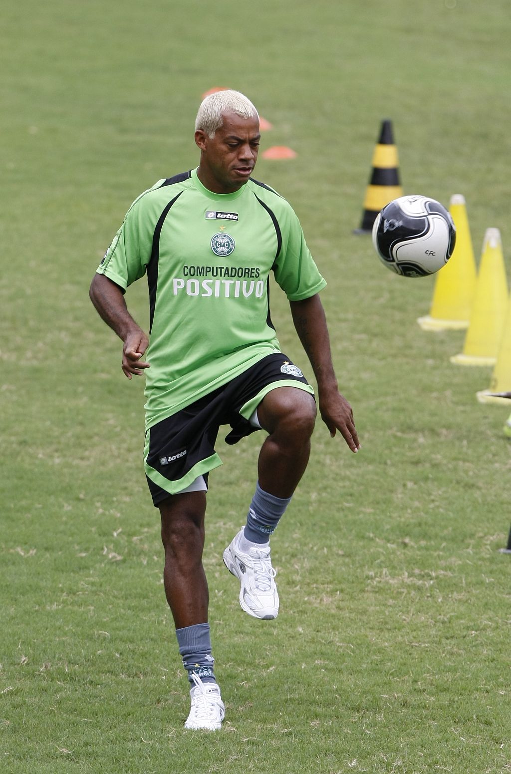 Ainda sem a documentação em dia, Marcelinho Paraíba nem assistirá à partida. Foi liberado ontem para o Rio de Janeiro e retorna a Curitiba na sexta-feira para, em suas palavras, só sair do clube no fim do ano. Mas mesmo se tivesse legalizado, não jogaria contra o Paraná. Seria muito em cima, fiquei três dias sem treinar. Acho que no domingo, ou para o jogo seguinte, estarei à disposição | Aniele Nascimento/Gazeta do Povo