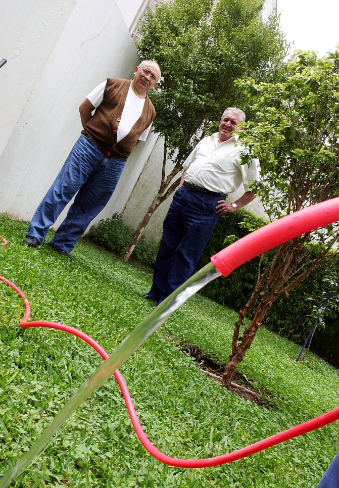O síndico Tarcísio (da esq.) e o morador José: cisterna economiza água | Priscila Forone/Gazeta do Povo