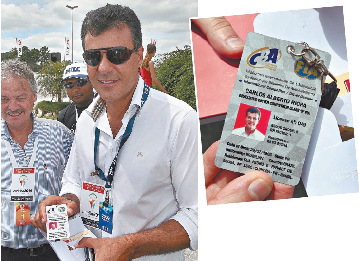A coluna flagrou ontem o prefeito Beto Richa saindo da sala da direção do WTCC, no Autódromo de Pinhais, com sua licença de piloto de provas classe B (no detalhe) concedida pela Federação Internacional e pela Confederação Brasileira de Automobilismo |