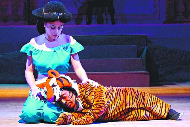 A Cia. Máscaras de Teatro apresenta, entre mais de 20 peças, a montagem infantil Aladim e a Lâmpada Mágica |