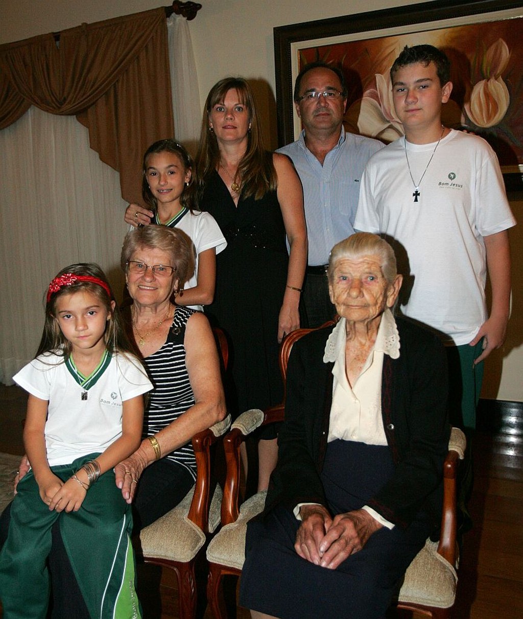 Bianca, de 6 anos, no colo da avó Verônica; Beatriz, de 11 anos, com os pais Eliane e Marcos; Bruno, 13 anos, e a bisavó Maria. Na família, os valores e tradições são passados há gerações