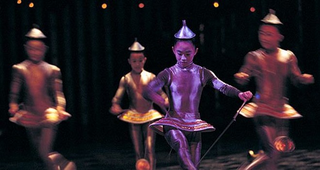 O diabolo, ou ioiô chinês, é um jogo infantil que se transformou em arte. Quatro jovens artistas chineses equilibram e manuseiam um carretel num fio sustentado por hastes, tentando superar um ao outro | 