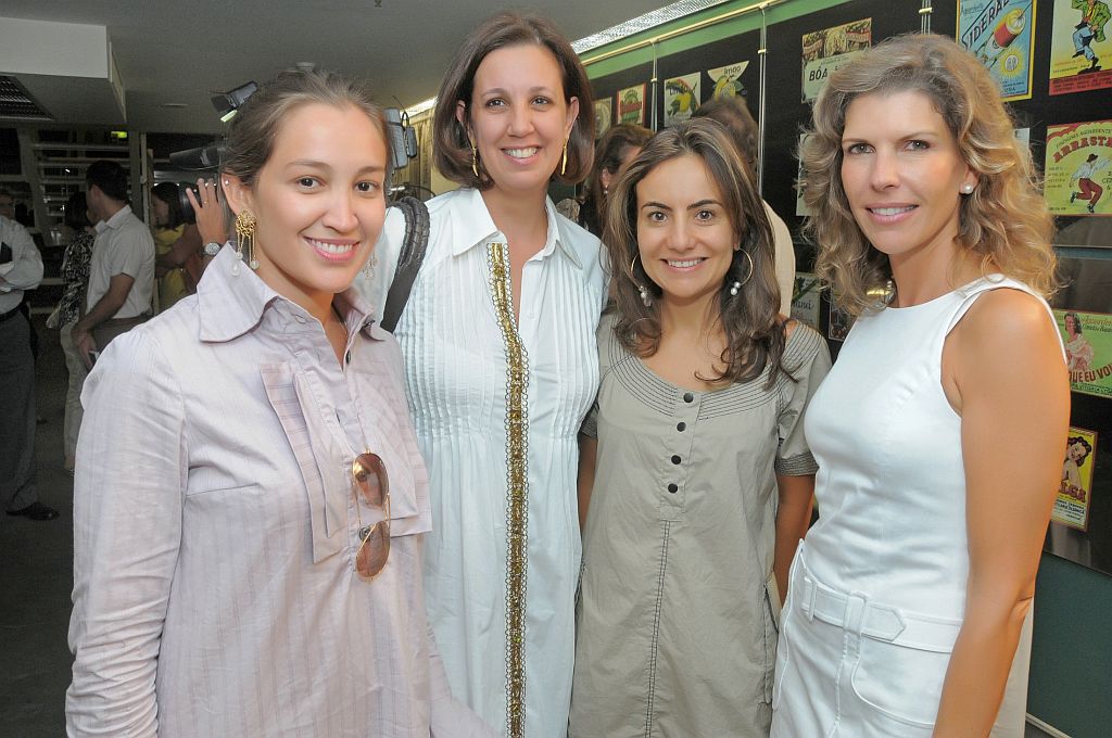 Priscilla Müller (à esq.), Sumara Bottazzari, Margit Soares e Simone Yared foram prestigiar a palestra do badalado consultor de luxo Carlos Ferreirinha, promovida nesta segunda-feira, no Hotel Pestana, pela recém-empossada diretoria do Núcleo Paranaense de Decoração | Gerson Lima