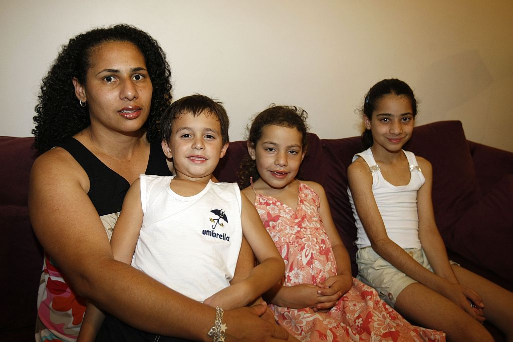 Com Ana Beatriz (ao centro), Marisa não teve muita sorte, mas para a filha Letícia conseguiu consulta com o endocrinologista | Pedro Serápio/Gazeta do Povo