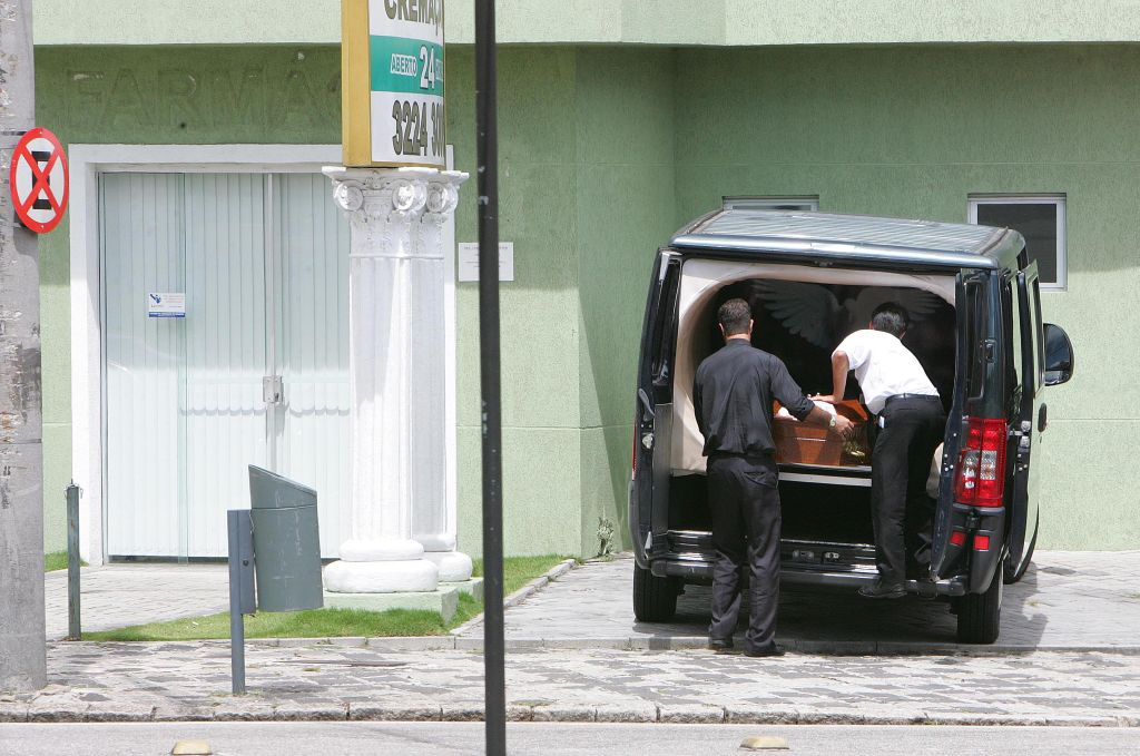 Funerária realiza trabalho em Curitiba: rodízio foi instituído em 1987 e o Serviço Funerário Municipal passou a distribuir os serviços de maneira equitativa, mediante sorteio | Ivonaldo Alexandre/Gazeta do Povo