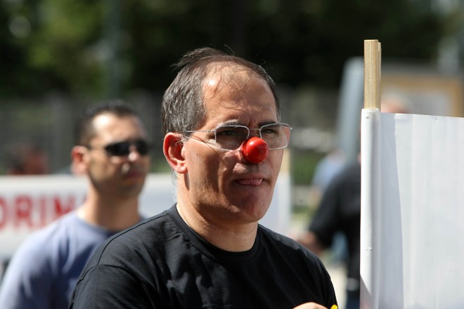 Manifestante colocou nariz de palhaço durante ato no Centro Cívico, em Curitiba, que pediu por melhorias para os policiais | 