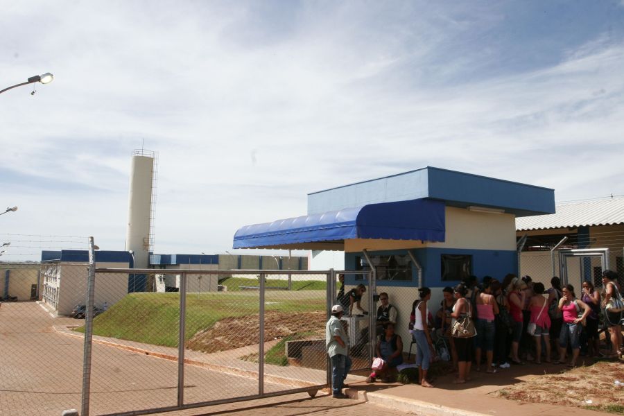 Familiares dos presos fazem vigília em frente ao Centro de Detenção Provisória de Maringá | Ivan Amorin/Gazeta do Povo