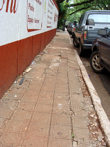 Obras invadem as calçadas e forçam cadeirantes a usar a rua para poder circular | Arquivo Funverde