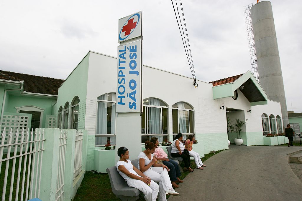 Pacientes reclamam do atendimento e da higiene precária do maior hospital da cidade | Daniel Castellano/Gazeta do Povo