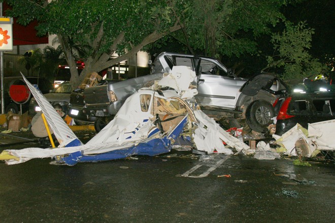 Avião caiu sobre carros que estavam em estacionamento de shopping. Pai e filha morreram | Luiz Henrique - Diário da Manhã