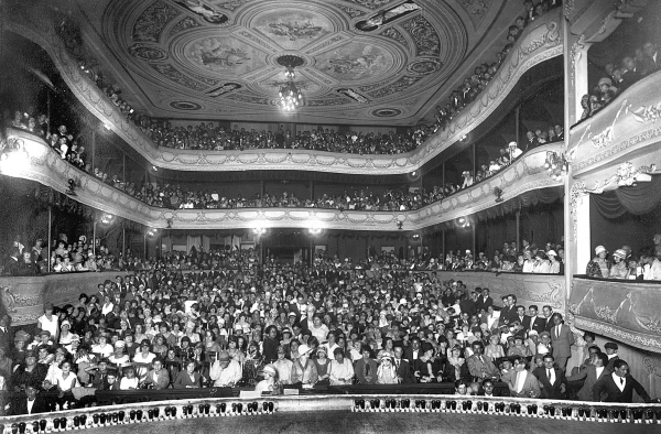Plateia do Teatro Guayra com professores no Congresso Nacional do Ensino em 1927 |