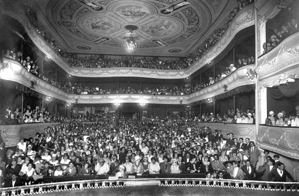 Plateia do Teatro Guayra com professores no Congresso Nacional do Ensino em 1927 | 