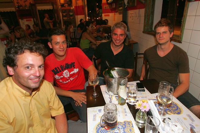 Na mesa dos homens, da esquerda para a direita: André Konell, Solano Esteche, Jeferson Silveira e Felipe Minella | 